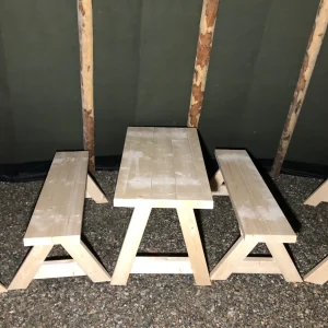 Bord og 2 benker